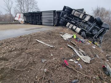 ТИР се преобърна и пламна край Хасково, шофьорът изгоря в кабината