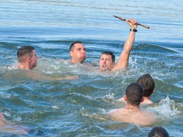 29-годишен воден спасител извади Богоявленския кръст от Шуменското езеро