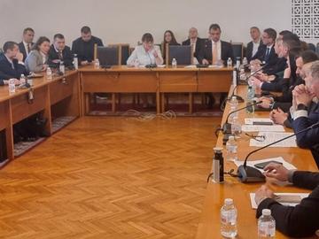 Правната комисия ограничи избирателните секции извън ЕС след скандал на извънредно заседание