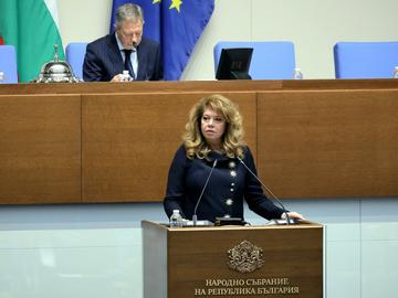 Йотова към депутатите: Всяко забавяне на гласуването на бюджета ни обрича на стагнация