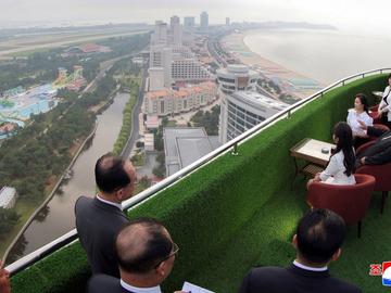 Ким откри пет луксозни хотела с дъщеря си, отчете икономически напредък на КНДР