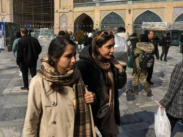 Властите в Иран арестуваха две млади жени заради танц на площада