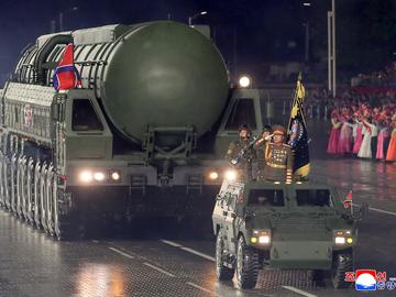 Ким Чен Ун показа нова междуконтинентална ракета на парад