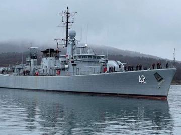 Фрегатата "Верни" се отправя към района, където бяха поразени двата търговски кораба