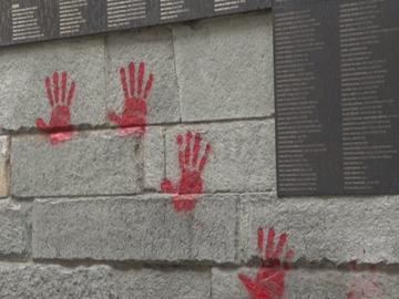 Задържаха трима българи, заподозрени в оскверняване на Мемориала на Холокоста в Париж