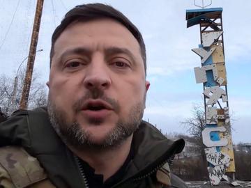 Зеленски се снима в превзетия според Путин Купянск