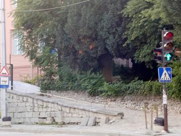Ремонтират подхода към сградата на Гимназията по икономика