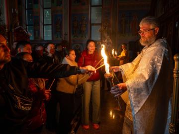 Благодатният огън озари Шумен: Стотици вярващи посрещнаха Възкресение Христово