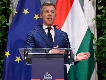 Новият унгарски премиер намали заплатата си наполовина и забрани почивки на министрите