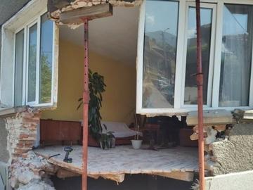 17-годишен загина, след като се вряза с висока скорост в къща в Дупница