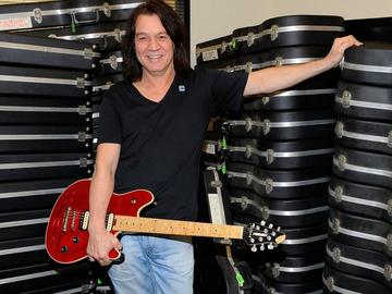 Китара на Еди Ван Хален е обявена на търг с начална цена от 700 000 долара