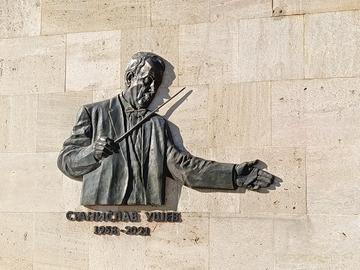 Поставиха барелеф на маестро Станислав Ушев на сградата на Община Шумен