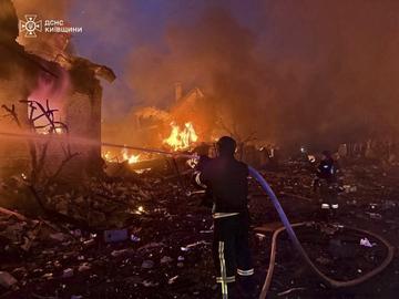 Вълна от масирани атаки с дронове и крилати ракети срещу Киев