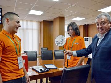Екипът на "Шумен в кутия" подари на кмета Христо Христов сувенири от Китай.