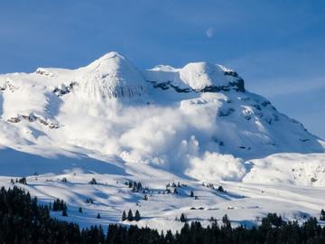 8 скиори са открити мъртви след паднала лавина