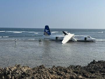 Пътнически самолет излезе от пистата в Могадишу и спря във водите на Индийския океан