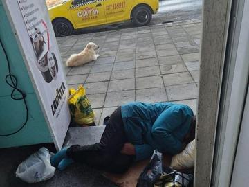 Бездомник спи на улицата в центъра на града