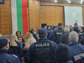 На фона на напрежение, протест, охрана и полиция Карлово каза "да" на завода за барут