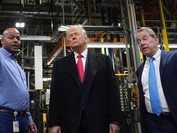 Тръмп показа среден пръст на работник по време на визита в завод на "Форд"
