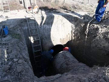 Работници отрязаха и затапиха стария магистрален водопровод