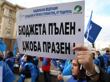 Протестната акция на "Подкрепа": Служители на МЗХ засадиха дръвчета с депутатски имена