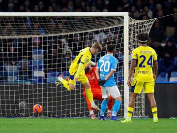 Шедьовър с петичка и два отменени гола спряха Наполи на "Марадона"