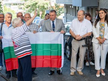Жена от съюза на инвалидите подари трибагреник на кмета Христо Христов