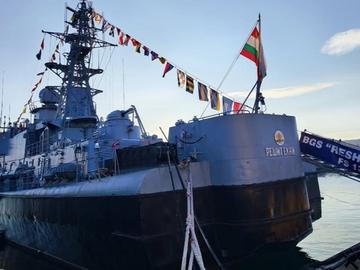 ВМС изпрати корветата "Решителни" да потопи кораба KHORYV
