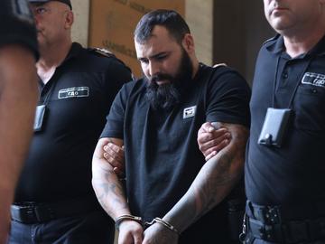 Шофьорът, забил се в автобус на "Челопешко шосе“, се яви в съда, оставиха го в ареста