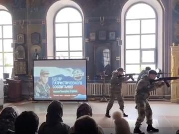 Тийнейджъри с автомати организираха военно шоу в храм край Москва