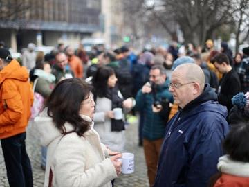 В кадър: Журналисти с протестно пиене на кафе пред bTV