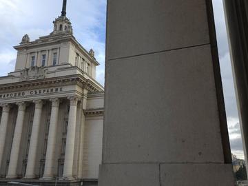НС прие бюджета на ДОО: По-високи осигуровки от август и нови правила за държавните служители