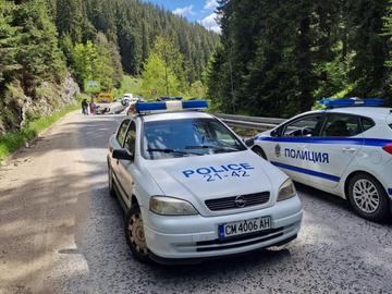 Двама младежи загинаха, а двама са ранени, след като кола излетя от пътя край Котел