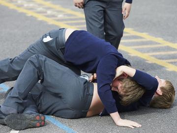 Пребитото момче в двора на бургаското училище не е познавало нападателя си