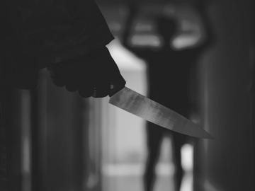 Мъж наръга полицай в гърдите при арест, след като счупи прозорец на банка в Харманли