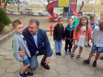 130 деца и ученици от уязвими групи в Шумен получиха раници и учебни пособия