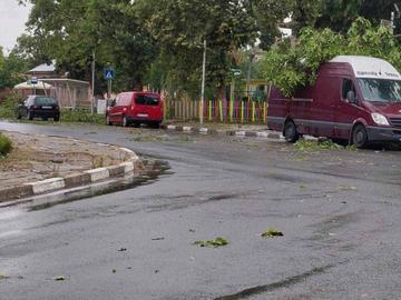 Едра градушка, паднали дървета, наводнени улици и спрян ток в Ямболско