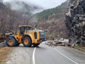 Наводнени пътища, свлачище на пътя Асеновград - Смолян и ремонт на АМ "Струма"