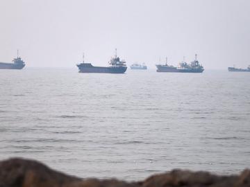 Кораб заседна в Ормузкия проток