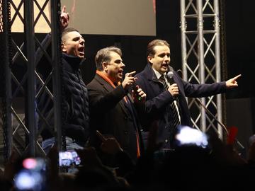 Асен Василев и Ивайло Мирчев закриха протеста с "Когато падне Пеевски" и химна