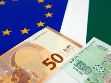 Няма връщане назад: ЕК увери, че еврото влиза в сила по график