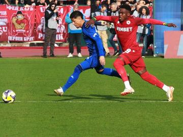 Радост в червено: ЦСКА приземи "Левски" в здрава битка с дузина картони