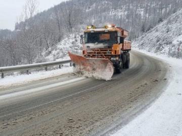 Сняг вали в цялата страна, три прохода са затворени за камиони