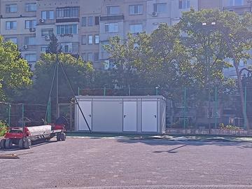 От Общината са поставили тоалетни за зрителите на стадиона.