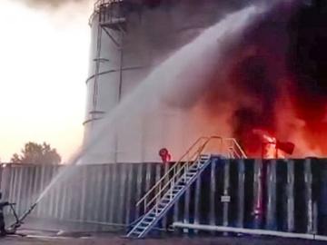 Украйна твърди, че е ударила една от най-големите руски петролни рафинерии