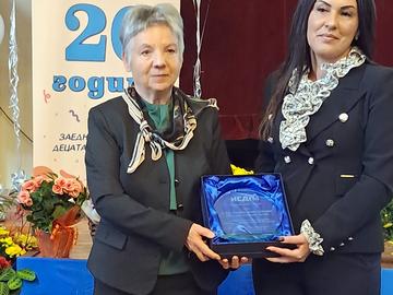 Заместник-кметът на община Шумен д-р Светослава Хайнова, поднесе лично поздравления и прочете поздравителен адрес от името на кмета на община Шумен, Христо Христов. Снимка: КСУДС.