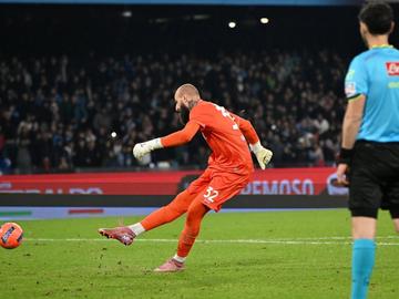 Наполи напред за Купата след 20 дузпи, вратар стана герой с вкарана и спасена