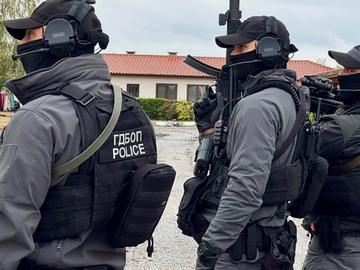 ГДБОП, ДАНС и Гранична полиция разбиха фабрика за реплики на известни марки цигари