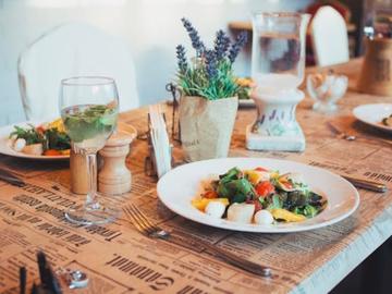 Осъзнато хранене на почивка: Как да опитате всичко, без да изпаднете в хранителна кома