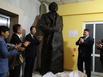 Зафиров и представители на китайската компартия откриха паметник на Георги Димитров